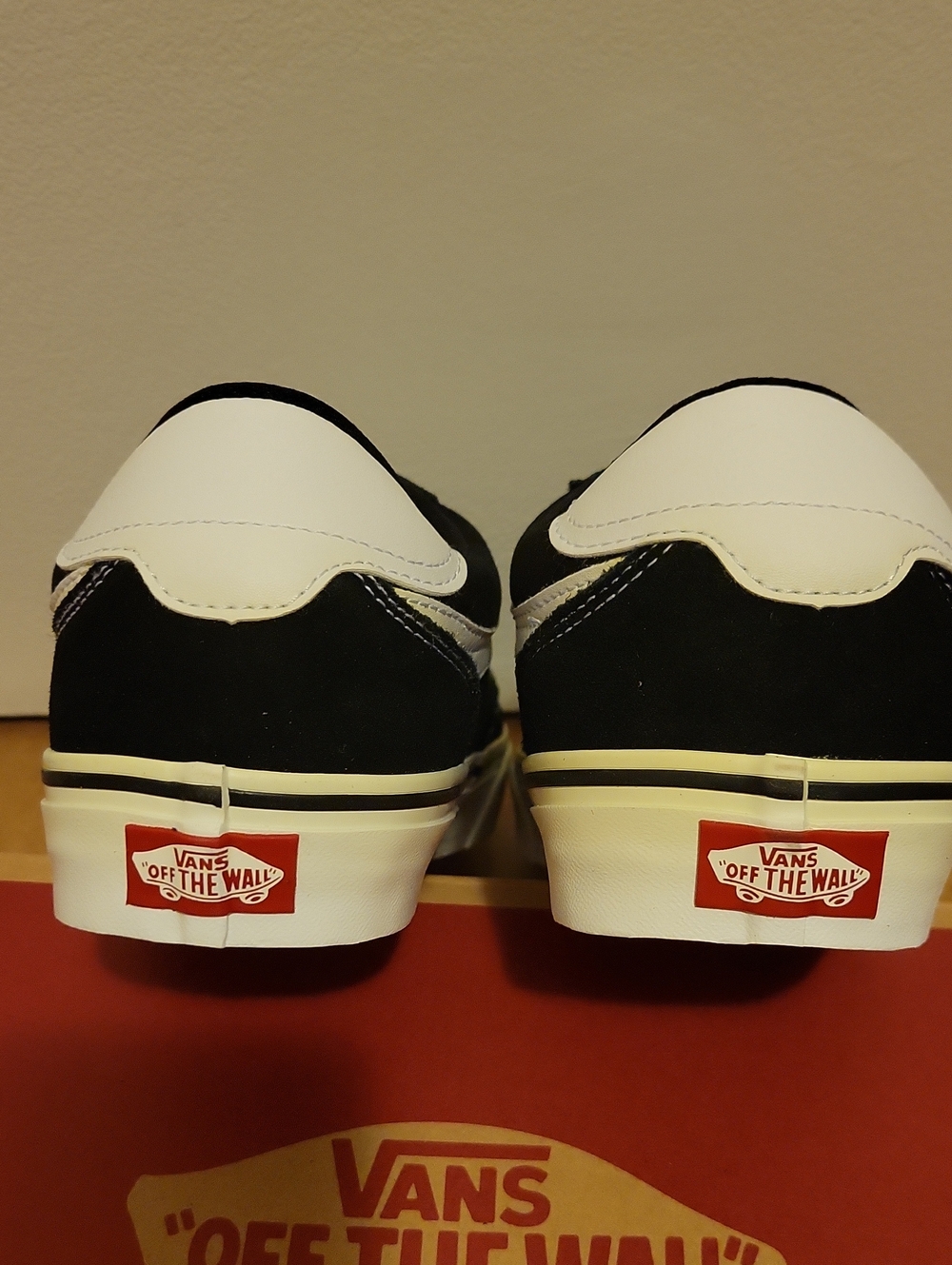 New In Box: Men's VANS Brooklyn Ls Black and White - Picture 4 of 12